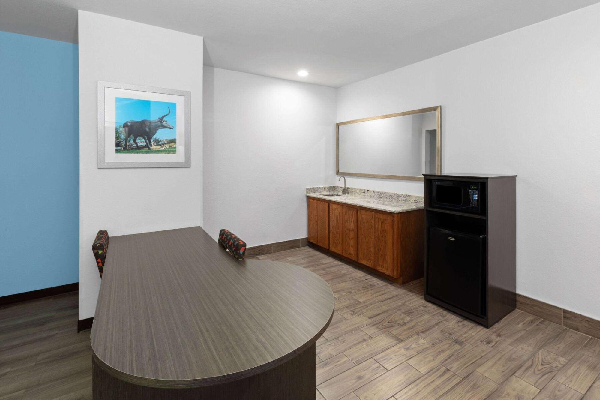 Days Inn & Suites By Wyndham Lubbock Medical Center Exteriér fotografie