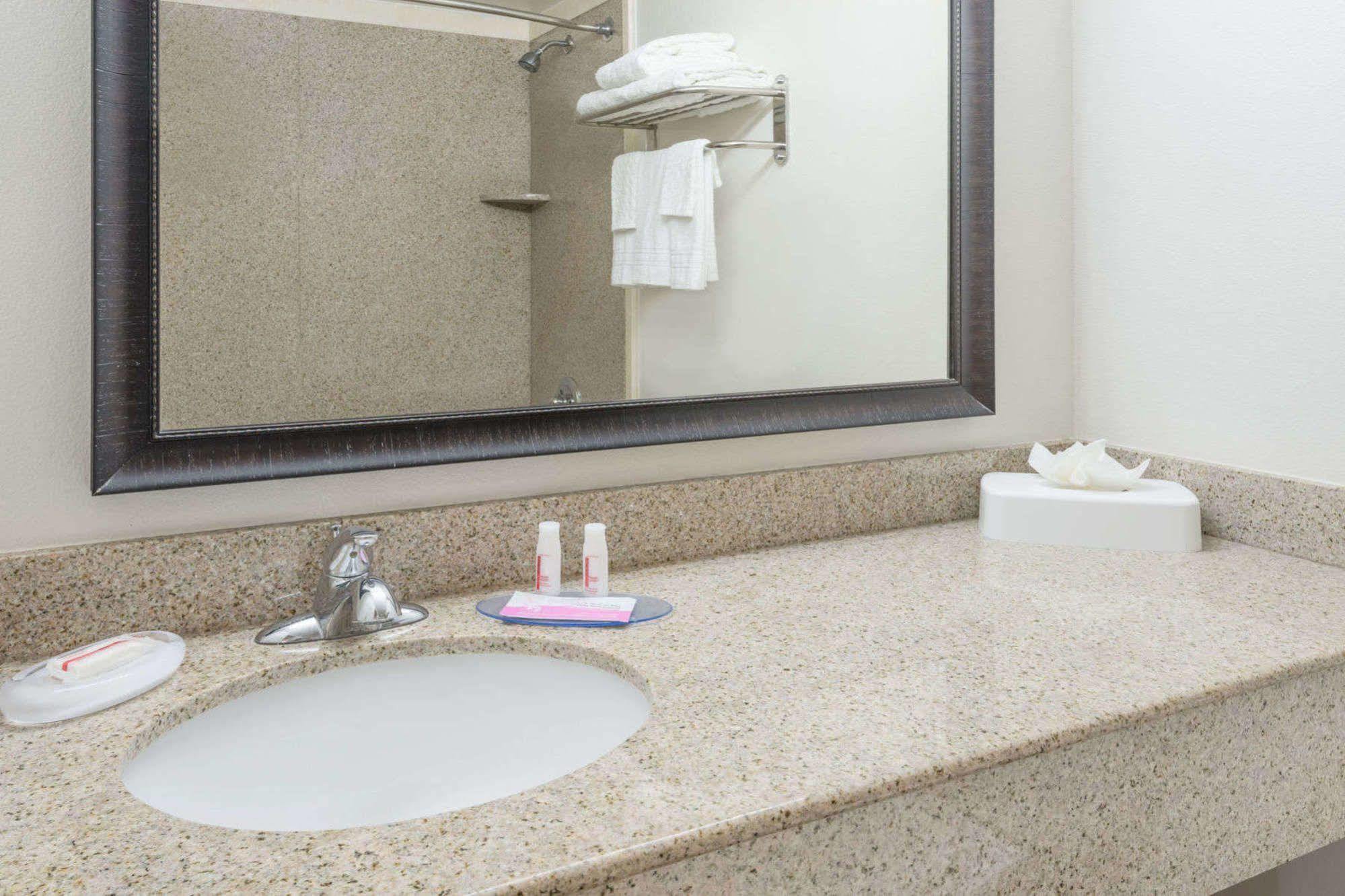 Days Inn & Suites By Wyndham Lubbock Medical Center Exteriér fotografie